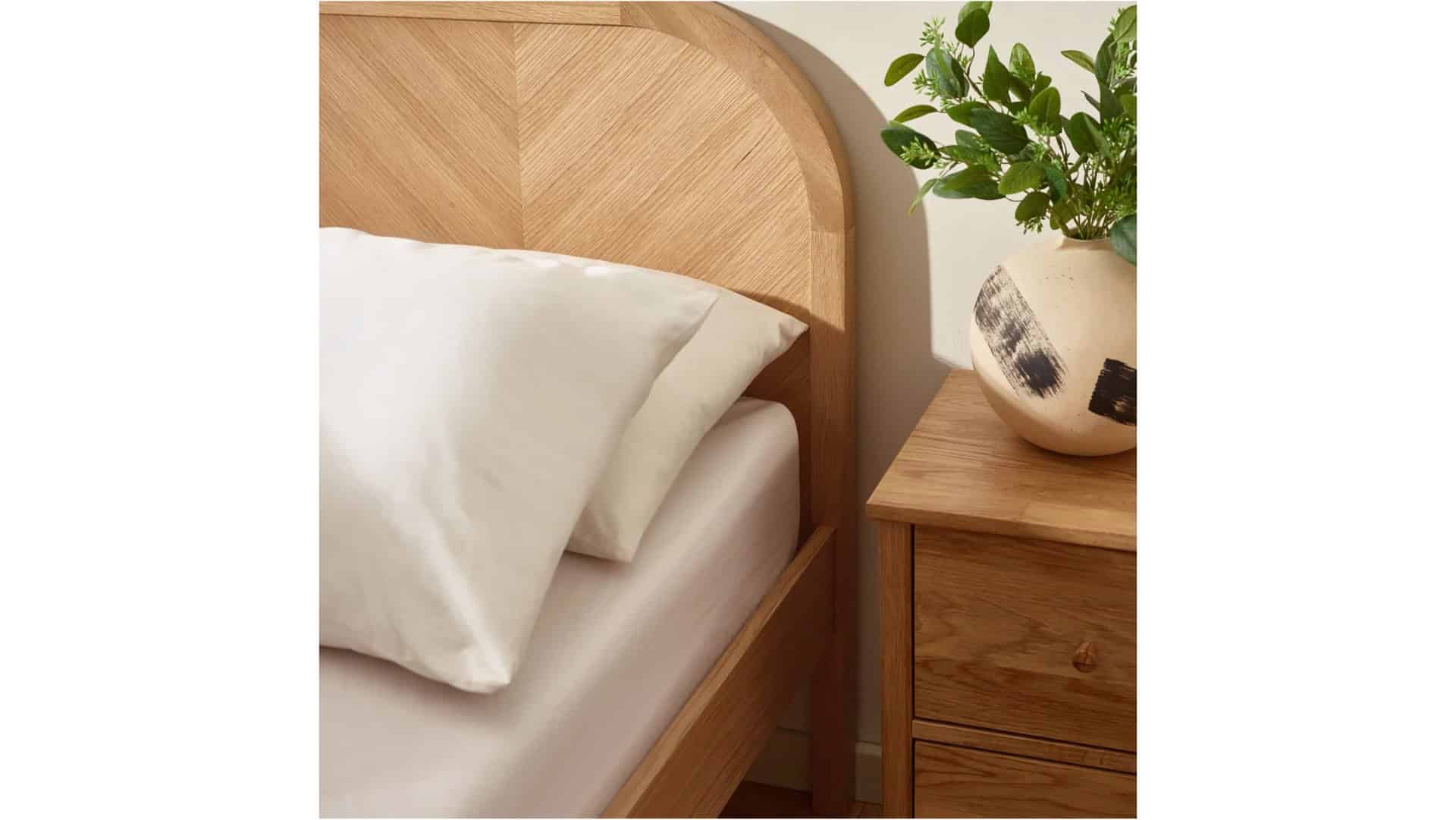 Milton Chevron 4ft6 Bedframe - Oak - Image 2